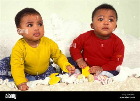 portrait black non identical twin babies Stock Photo: 18479609 - Alamy