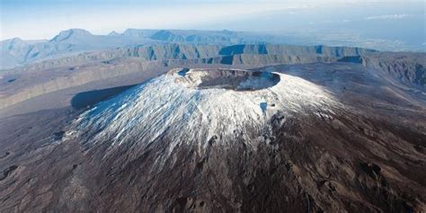 Piton de la Fournaise on Réunion Island : combining beauty and tremors