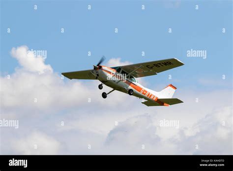 Cessna 172M Skyhawk G-BTMR Stock Photo - Alamy