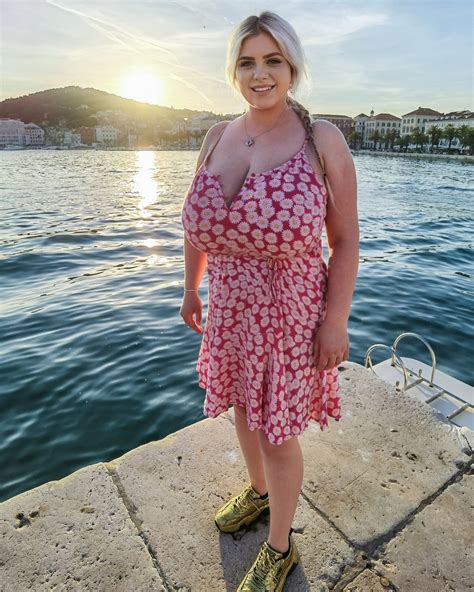 TW Pornstars - 2 pic. Nina Phoenix 👑. Twitter. My flowers are full of