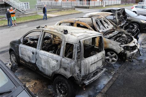 Nerviano Cinque Auto In Fiamme Nella Notte Indagano I Carabinieri