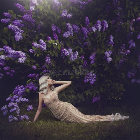 Portrait D Une Belle Jeune Femme Blonde Sensuelle Au Printemps Jardin De Floraison De Source