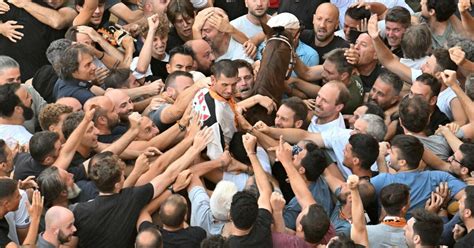 Palio Di Siena DellAssunta Vince La Lupa Davanti Alla Selva