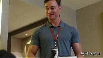 Gays musculosos follan anal en una habitación de hotel en Las Vegas XVIDEOS