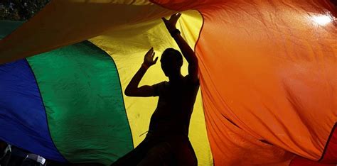 Cura gay é denunciada como problema real na Austrália Pheeno