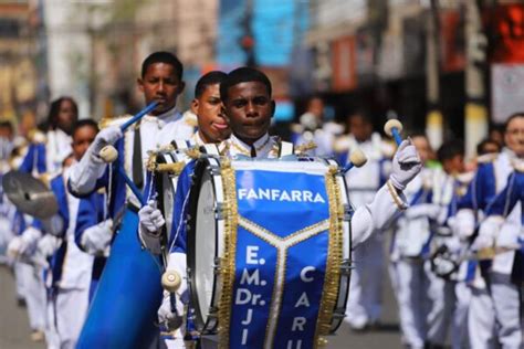 Desfile De De Setembro Re Ne Mais De Vinte Mil Pessoas Em Volta