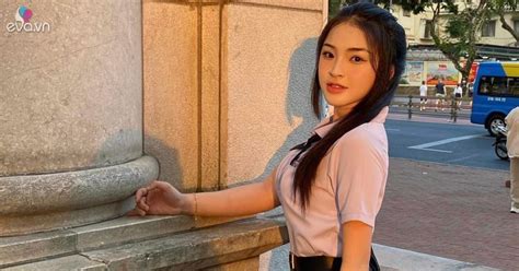 Xuất hiện hot girl mặc đồng phục kín đáo vẫn khoe đường cong tưng bừng