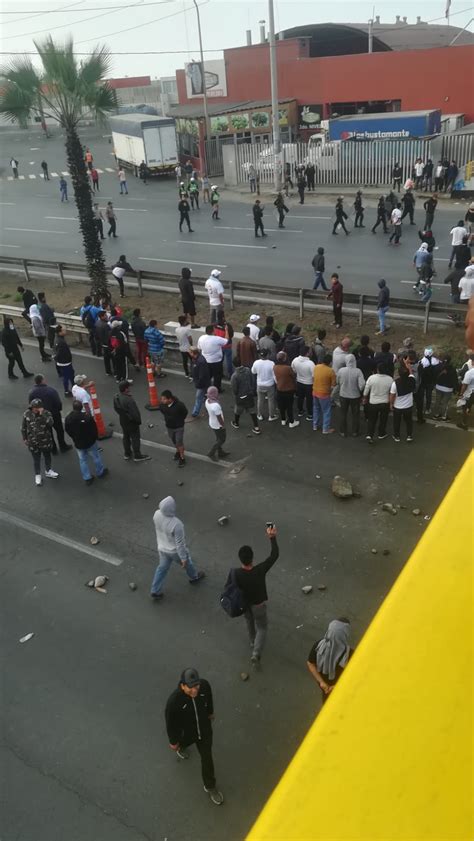 Transporte Taxis Colectivos Enfrentamientos Y Bloqueos En Lima Y