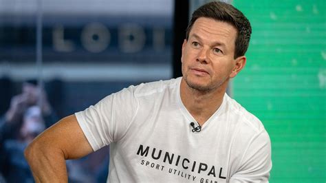 mark wahlberg da phai vat lon voi chan thuong trong ngay dau tien dam