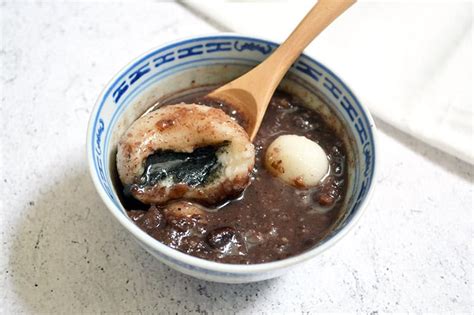 Red Bean Soup with Glutinous Rice Balls - Jaja Bakes - jajabakes.com