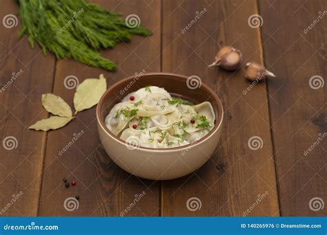 Bolas De Masa Hervida Rusas De La Carne Del Pelmeni Con Verdes En La