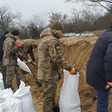 На Волині учасники добровольчого формування будують оборонні споруди ...