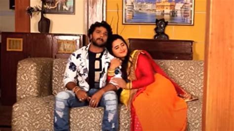 Khesari Lal Yadav And Kajal Raghwani Romance In Bhojpuri Song Sutala Tani Kora Mein खेसारी लाल