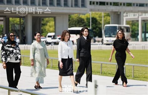 김건희 여사 G7 정상회의 공식 배우자 프로그램 참석