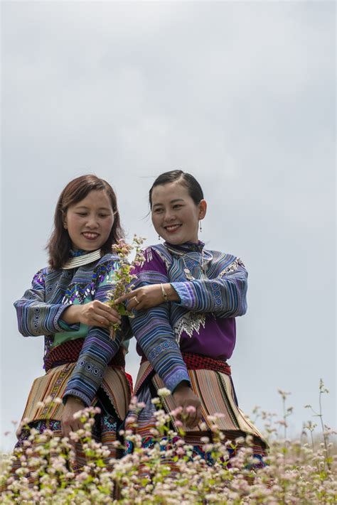 Traditional patterns on Mong Hoa people’s costume recognized as ...