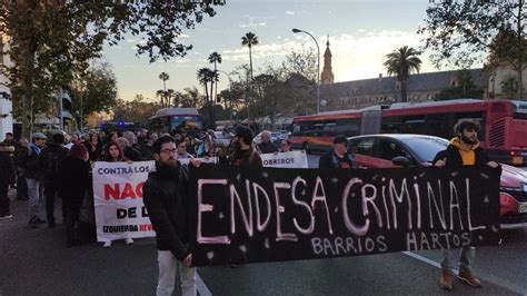 Vecinos De Sevilla Cortan Las Calles Del Centro Para Protestar Por La