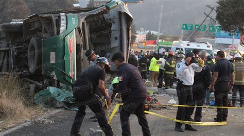 Graves víctimas de volcadura en la México Toluca