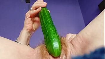 Oma Neukt Harige Kut Met Komkommer XVIDEOS