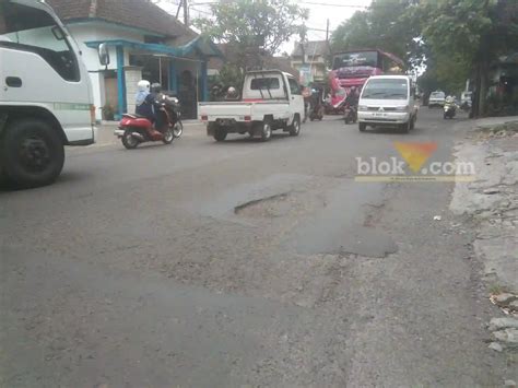 Riskan Kecelakaan Pengendara Keluhkan Jalan Rusak Di Buring Malang