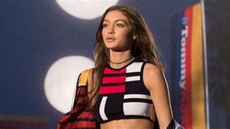 Foto Gigi Hadid Pakai Kaus Zayn Rp Ribu Saat Valentine