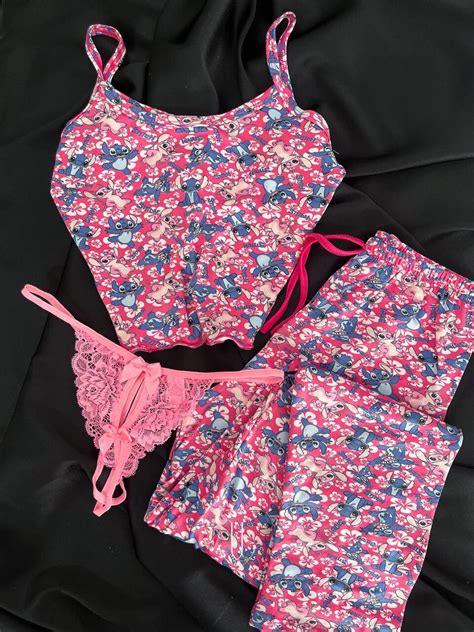 Kit Stitch Pijama Frio Alcinha E Tanga Abertura Ju Lingerie Lingeries Sensuais Conforto E