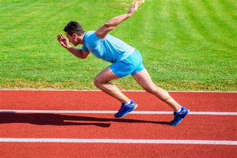 Course De Sprint De Coureur Au Stade Comment Commencer à Courir Concept