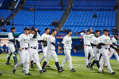 ＜スポニチ大会決勝 Honda・日本通運＞スポニチ優勝杯を贈呈する小菅社長（右）（撮影・会津 智海） ― スポニチ Sponichi Annex 野球