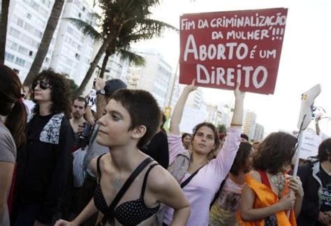 Feministas Pedem Que Dilma Não Ceda Mais às Pressões Religiosas Contra