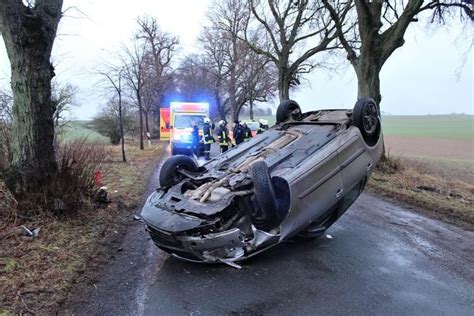 Auto Landet Bei Ausweichman Ver Auf Dem Dach