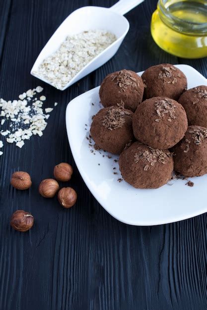 Bolas de energia avelã cacau cereais de aveia e mel na chapa