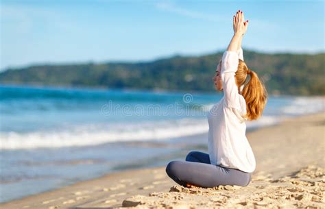 La Donna Pratica L Yoga E Medita Nella Posizione Di Loto Sulla Spiaggia