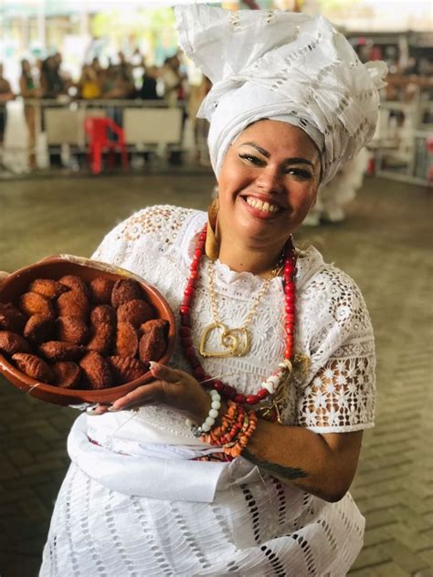 Dia Nacional das Baianas de Acarajé acontece festa no Centro