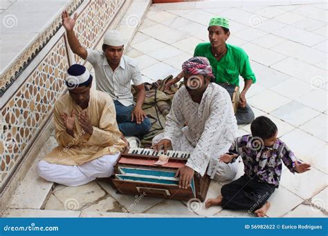 Qawwali Singers at the Tomb of Sheikh Salim Chishti Editorial ...