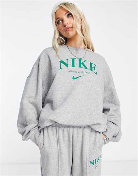 Nike Essential Sweat Ras De Cou Style Rétro En Polaire Gris Foncé