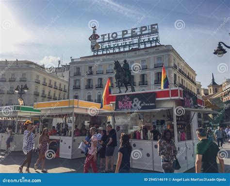 Diferentes Puestos En La Puerta Del Sol En Celebraci N Del Orgullo Gay Imagen De Archivo