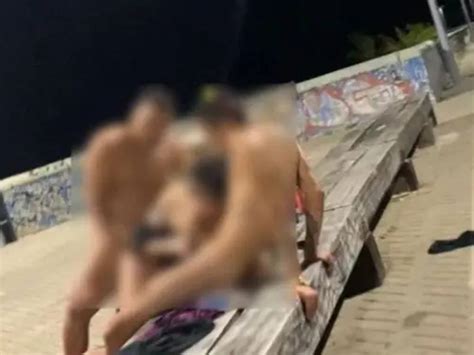 Trisal é flagrado fazendo sexo em calçadão de praia vídeo Folha do ES