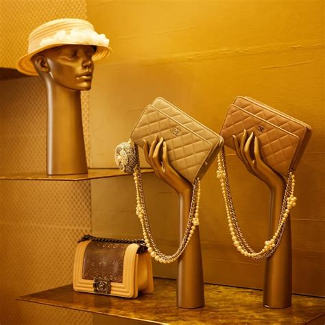 Premium Photo | Fashionable interior of boutique in modern mall