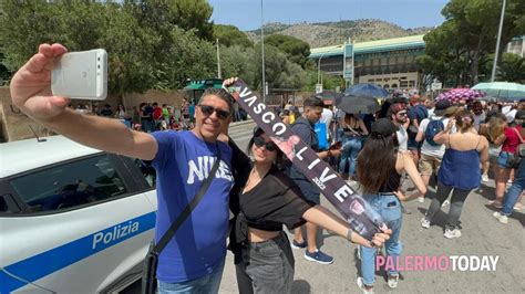 Concerto Di Vasco Rossi Aperti I Cancelli Fan Gi In Fila Davanti Al