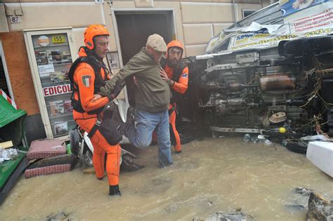 Ora Ul Genova Lovit De Dezastru Oameni Au Murit N Urma