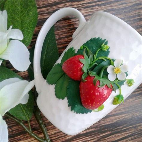 Чашечка с клубничками выполнена на заказ🌼🍓 декор полностью вылеплен из ...