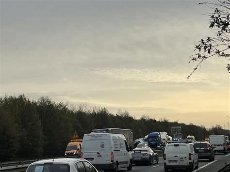 Un camion au fossé sur la rocade de Rennes a provoqué dimportants