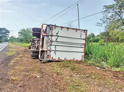 Vuelca Tráiler Cargado de Cartón Periódico El Orbe