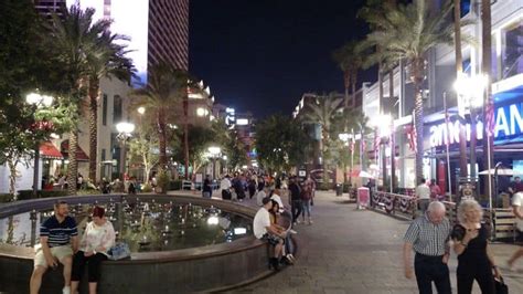 Linq Promenade Food, Things to Do & Shopping (Upd April 2021)