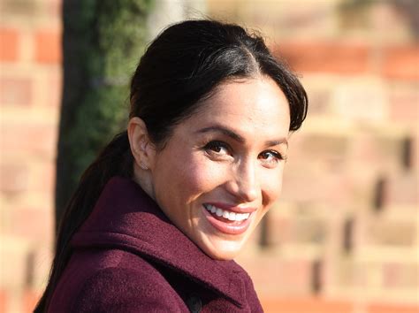 PHOTOS Meghan Markle radieuse et tout de pourpre vêtue pour une