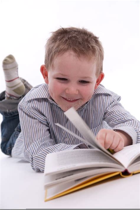 Ragazzo Che Legge Un Libro 5 Fotografia Stock Immagine Di Libro