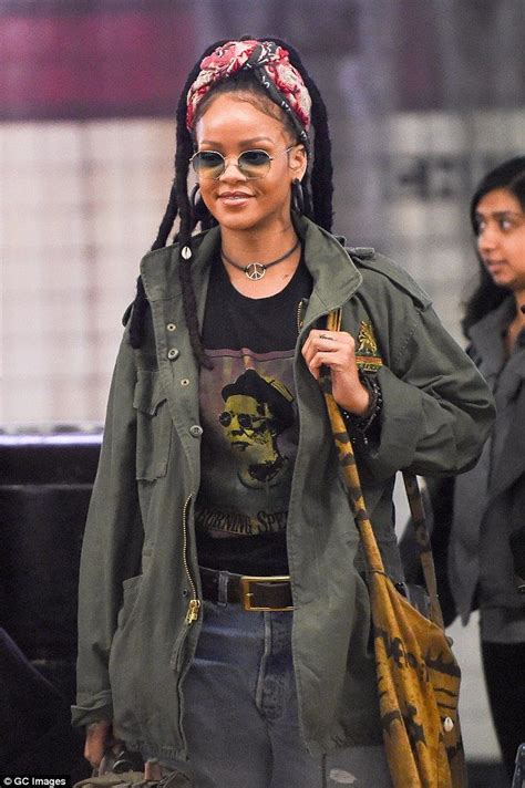 Rihanna cuts a casual figure as she films scenes for Ocean's Eight | Ropa de estilo hippie, Ropa ...