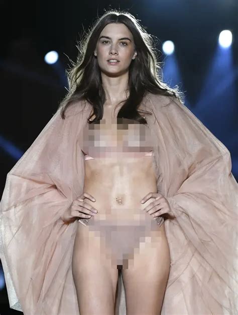 FOTO Gaya Seksi Para Model Pakai Lingerie Di Paris Fashion Week Foto Liputan6