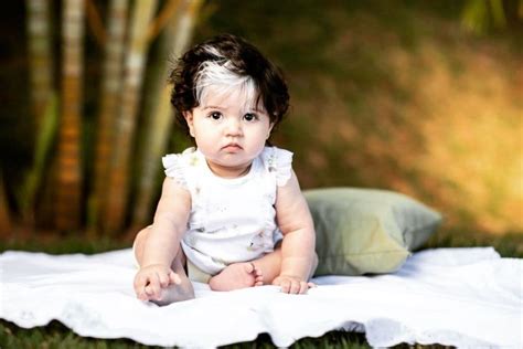 ≡ Mom And Newborn Daughter Go Viral For Matching White Hair Streak 》 Her Beauty