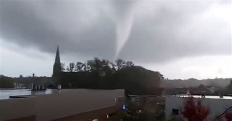 Unwetter und Sturm Warnung in NRW Tornado fegt über Emmerich hinweg