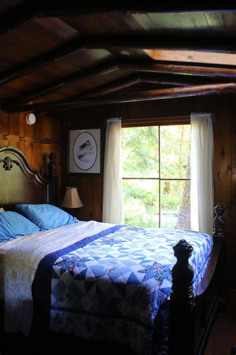 Cozy Cabin Bedroom : r/CozyPlaces